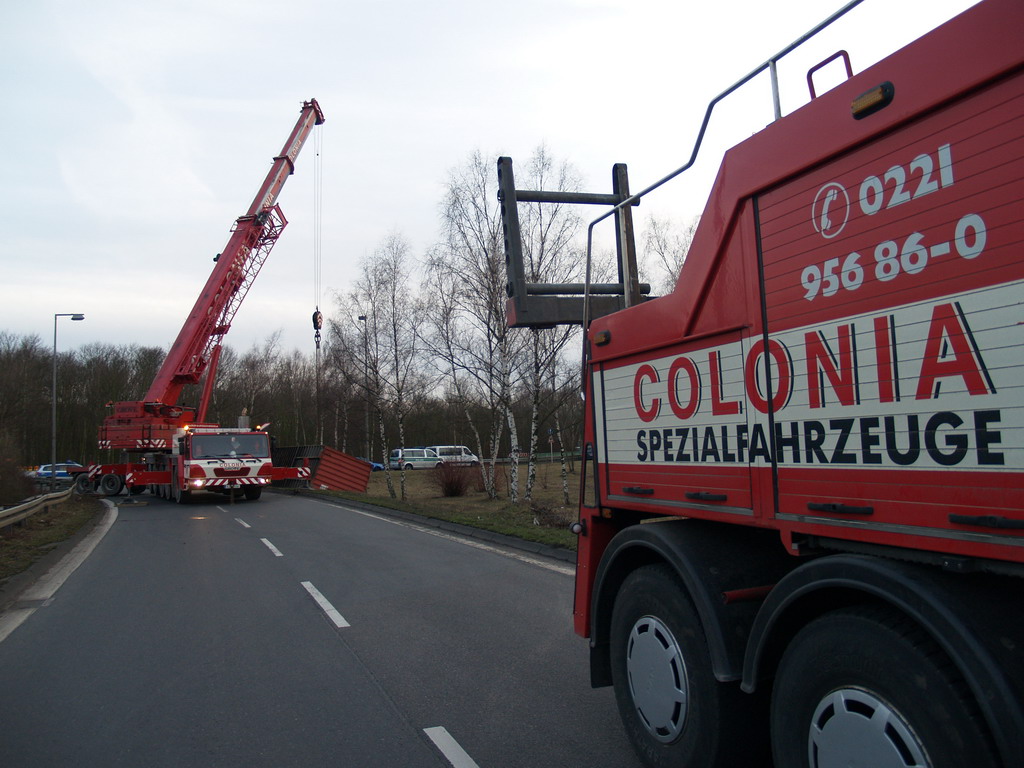 LKW verliert Container Koeln Niehler Ei P110.JPG